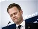 En betuttet Jeppe Kofod foran en mikrofon