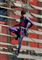 En mand på en facade i tætsiddende kravler-outfit