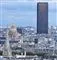 En sort skyskraber knejser over Paris' skyline