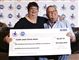 Det skotske ægtepar Colin og Christine Weir poserer med en check på 1,3 milliarder kroner efter at have vundet i lotto i 2011. 