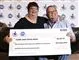 Det skotske ægtepar Colin og Christine Weir poserer med en check på 1,3 milliarder kroner efter at have vundet i lotto i 2011. 