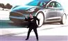 Elon MUsk står foran en Tesla model 3