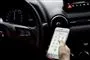 bilist kigger på mobiltelefon