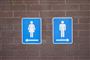 Skilte med henholdsvis dame- og herretoilet.