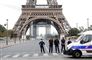 Politifolk holder vagt ved foden af Eiffel-tårnet