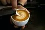 Barista laver kunst i kaffe