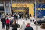 Mennesker foran indgang til IKEA-varehus