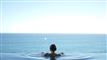 Kig ud over havet fra en swimmingppol