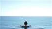 Kig ud over havet fra en swimmingppol