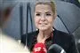 Venstres Inger Støjberg smiler mens hun står under paraply