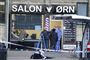 politi foran frisørsalonen