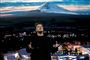 Bjarke Ingels holder oplæg med Mount Fuji i baggrunden