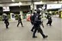 bevæbnede anti-terror-betjente på gaden i Paris 