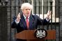 Den engelske premierminister Boris Johnson gestikulerer fra talestol