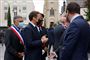Macron med mundbind