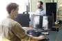 To medarbejdere på et kontor foran deres computerskærme