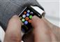 Person trykker på tastatur på smartwatch