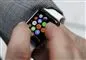 Person trykker på tastatur på smartwatch