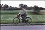 Ældre mand på cykel i landlige omgivelser 
