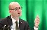 Søren Pape forklarer sig foran grønt bagtæpppe