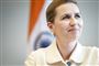 Smilende Mette Frederiksen i hvid dragt