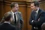 De radikales leder Morten Østergaard i samtale med kolleger i folketingssalen