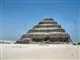 Pyramide i Egypten med blå himmel 
