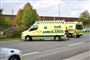 to ambulancer holder på vejen 