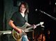 Guitaristen Eddie Van Halen med guitar på scenen 