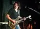 Guitaristen Eddie Van Halen med guitar på scenen 