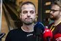 Følelsesmæssigt påvirket Morten Østergaard på pressemøde.