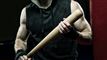 mand med baseballbat