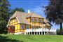 sommerhus i gammel stil set udefra
