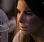 Sandra Bullock kigger på et fuglebur