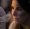 Sandra Bullock kigger på et fuglebur
