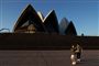 To turister fotograferer sig selv foran Synes Opera House