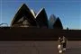 To turister fotograferer sig selv foran Synes Opera House