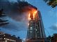 En skyskraber mod aftenhimmelen omspændt af flammer