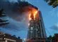En skyskraber mod aftenhimmelen omspændt af flammer