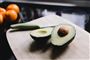 overskåren avocado på et skærebræt
