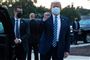 Donald Trump med ansigtsmaske omgivet af sikkerhedsfolk 