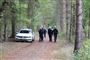 Politibetjente og politibil på skovsti 
