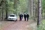 Politibetjente og politibil på skovsti 