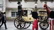 dronning Margrethe sidder i en karet