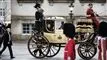 dronning Margrethe sidder i en karet
