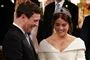 prinsesse Eugenie og Jack Brookbank smiler under bryllupsceremoni