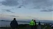 helikopter i luften og politi og redningsfolk på jorden