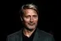 mads mikkelsen klædt i sort poserer for kameraet 