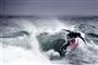 En surfer på toppen af en bølge
