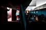 I Peru sidder passagererne i en bus adskilt af gardiner og med hver deres visir og mundbind. 